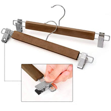 Cargar imagen en el visor de la galería, Perchas Pantalones con Clips Antideslizantes y Almohadillas- Marrón