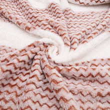 Cargar imagen en el visor de la galería, Manta Terciopelo Suave, Multiusos de Franela - Zig Zag Marrón