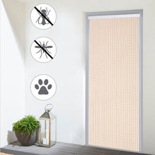 Cargar imagen en el visor de la galería, Cortina de cordones de PVC en color blanco y vainilla colocada en una puerta de exterior para impedir la entrada de insectos voladores.