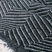 Cargar imagen en el visor de la galería, Colcha multiusos, plaid - Espiga Negro Blanco