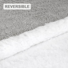 Cargar imagen en el visor de la galería, Manta reversible para sofá o cama de borreguito y franela- Chocolate
