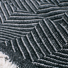 Cargar imagen en el visor de la galería, Colcha multiusos, plaid - Espiga Negro Blanco
